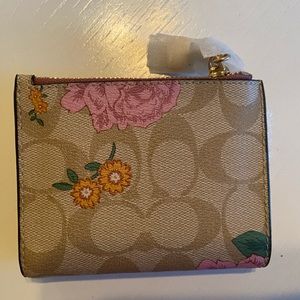 Genuine Coach leather wallet with pretty peony pattern. Brand new! Unused.